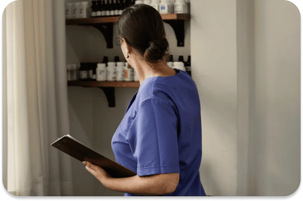 une infirmier cherche medicament